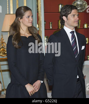 Prinzessin Madeleine und Prinz Carl Philip von der schwedischen Königsfamilie posieren für Fotos während des Besuchs des Prinzen von Wales und der Herzogin von Cornwall im Königspalast in Stockholm, während sie ihre Reise durch Skandinavien fortsetzen. Stockfoto