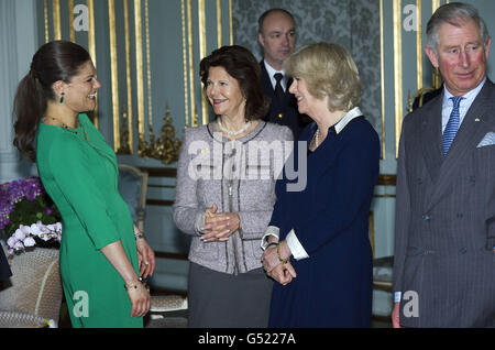 (Von links) Kronprinzessin Victoria, Königin Silvia und die Herzogin von Cornwall sprechen, während der Prinz von Wales während des Besuchs von Charles und der Herzogin im Königlichen Palast in Stockholm schaut, während sie ihre Skandinavien-Tournee fortsetzen. Stockfoto