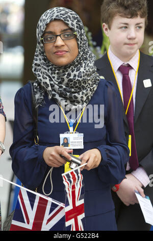 Farhana Naseem von den Central Manchester University Hospitals wartet auf einen Blick auf Queen Elizabeth II., während der offiziellen Eröffnung des Royal Manchester Children's Hospital, des Manchester Royal Eye Hospital, des Saint Mary's Hospital und eines neuen Flügels im Manchester Royal Infirmary, Dort trifft der Monarch auch Mitarbeiter und Patienten und lauscht einer eigens beauftragten musikalischen Arbeit. Stockfoto