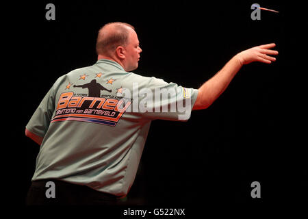 Darts - McCoys Premier League - O2 Arena. Raymond Van Barneveld in Aktion Stockfoto