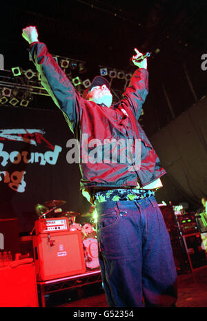 Sänger Jimmy Pop Ali von der amerikanischen Hip-Hop-Rockband The Bloodhound Gang, tritt auf der Bühne im Astoria in London auf. Stockfoto