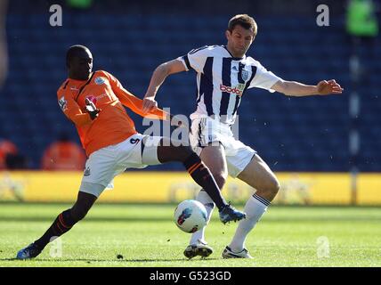 Papiss Cisse von Newcastle United (links) und Gareth von West Bromwich Albion McAuley kämpft um den Ball Stockfoto