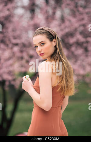 Schöne junge Frau vor einem Baum Frühling Blüte Stockfoto