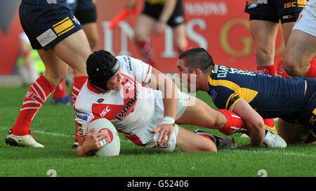 St Helens Jonny Lomax kann sich beim Stobart Super League-Spiel im Langtree Park, St. Helens, an Chris Clarkson von Leeds Rhinos vorbeiversuchen. Stockfoto