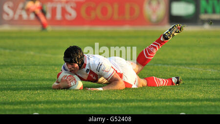 Rugby League - Stobart Super League - St Helens gegen Leeds Rhinos - Langtree Park. St Helens Jonny Lomax erzielt seinen zweiten Versuch gegen Leeds Rhinos während des Stobart Super League-Spiels im Langtree Park, St. Helens. Stockfoto