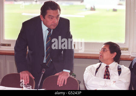 Dr. Ali Bacher (L) und Percy Sonn aus Südafrika im Long Room des Lords Cricket Ground in London, anlässlich der jährlichen Konferenz des International Cricket Council. Stockfoto