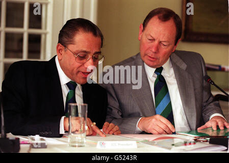 ICC-Präsident Jagmohan Dalmiya (l.) und ICC-Chef David Richards im Long Room des Lords Cricket Ground in London zur jährlichen Konferenz des International Cricket Council. Stockfoto