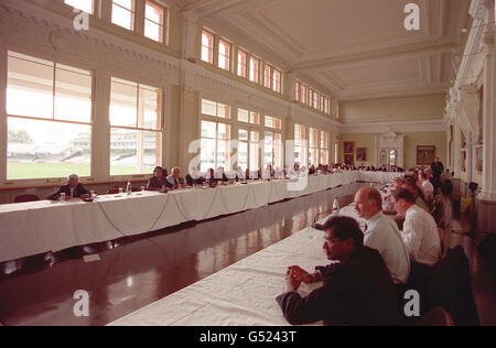 Delegierte aus der ganzen Cricketwelt sitzen im Long Room des Lords Cricket Ground in London zur jährlichen Konferenz des International Cricket Council. Stockfoto
