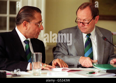 ICC-Präsident Jagmohan Dalmiya (l.) und ICC-Chef David Richards im Long Room des Lords Cricket Ground in London am Montag, anlässlich der jährlichen Konferenz des International Cricket Council. Stockfoto