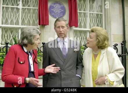 Der Prinz von Wales steht neben der Gräfin Mountbatten von Burma (L) und Lady Pamela Hicks, den beiden Töchtern von Lord und Lady Mountbatten, bei der Enthüllung einer Blue-Plakette des englischen Erbes, die an den Earl und Gräfin Mountbatten von Burma erinnert. * ... Die Gedenktafel zum Gedenken an den letzten Vizekönig und Vizekönig Indiens wurde vor dem Wilton Crescent 2 in Knightsbridge im Zentrum von London angebracht. Das Anwesen war ihr Zuhause von 1950 bis Lord Mountbatten 1979 zusammen mit anderen Mitgliedern der Familie von einer IRA-Bombe in Irland ermordet wurde. Stockfoto