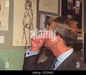 Der Prinz von Wales, Präsident der Prince's Foundation, studiert ein Kunstwerk des Künstlers Chris Mant in der neu gegründeten Princes Foundation im Herzen des East End von London. * die Stiftung fördert die Rückkehr von Kunstwerken in den Bereichen Architektur, Stadtplanung und Regeneration, wodurch jeder an Kunst interessierte Körper die Möglichkeit erhält, neue Fähigkeiten zu entwickeln oder zu erlernen. PA Foto: Peter J. Jordan. Stockfoto