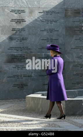 Die Herzogin von Cornwall nimmt an einer Kranzniederlegung am Nationaldenkmal in Kopenhagen, Dänemark, Teil. Stockfoto