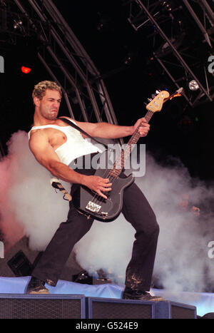 Bassist Evil Jared von der amerikanischen Hip-Hop-Rockband Bloodhound Gang, die auf der Bühne des Glastonbury Music Festival 2000 in Pilton, Somerset, auftrat. Stockfoto