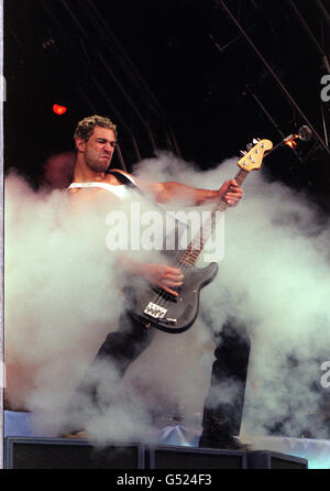 Bassist Evil Jared von der amerikanischen Hip-Hop-Rockband Bloodhound Gang, die auf der Bühne des Glastonbury Music Festival 2000 in Pilton, Somerset, auftrat. Stockfoto