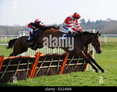 Vorhang Razer geritten von Ruby Walsh in Aktion in der Bessere Preise bei Betfair Mauden Hürdenlauf während der Betfair Grassroots Raceday auf der Newbury Racecourse Stockfoto