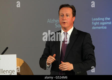 Premierminister David Cameron spricht heute vor der Alzheimer's Society in London, als bekannt gegeben wurde, dass die Mittel für die Erforschung von Demenz bis 2015 mehr als verdoppelt werden sollen, um Großbritannien zu einem Weltmarktführer in diesem Bereich zu machen. Stockfoto