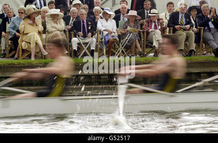 Zuschauer der Henley Regatta. Am ersten Tag der Royal Regatta 2000 beobachten die Zuschauer das Rudern in Aktion in Henley. Stockfoto