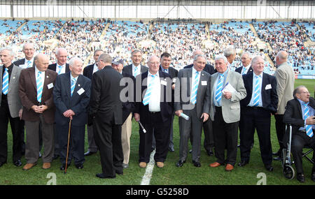 Fußball - npower Football League Championship - Coventry City / Portsmouth - Ricoh Arena. Ehemalige Spieler aus Coventry City auf dem Spielfeld während der Feierlichkeiten zum Legends Day Stockfoto