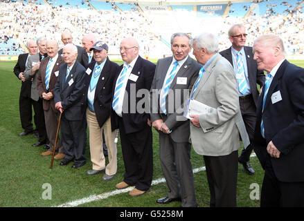 Fußball - npower Football League Championship - Coventry City / Portsmouth - Ricoh Arena. Ehemalige Spieler aus Coventry City auf dem Spielfeld während der Feierlichkeiten zum Legends Day Stockfoto