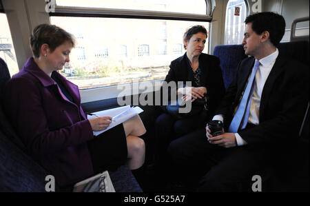 Arbeitsleiter Ed Miliband nimmt den Zug nach Chislehurst mit den Schattenkabinetmitgliedern Mary Creagh (Mitte) und Yvette Cooper auf dem Weg zu einem Schattenkabinetreffen in Bromley. Stockfoto