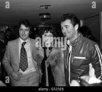 Der ehemalige Fußballspieler Trevor Francis aus Birmingham mit seiner Frau Helen und Brian Clough, dem Manager von Nottingham Forest, war am City Ground Nottingham, nachdem er zum teuersten Spieler Großbritanniens geworden war. Stockfoto