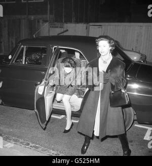 Royalty - Königin Elizabeth II - King Edward VII Krankenhaus für Offiziere, London Stockfoto