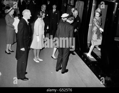 *gescannte Low-Res aus dem Druck, High-Res auf Anfrage* Queen Elizabeth II. Und andere Mitglieder der Royal Party besteigen den Zug am Bahnhof Euston, London. Zurück zur Kamera ist Prinz Charles, Zentrum ist Prinzessin Anne. Links ist das Baby Lady Sarah Armstrong-Jones, Tochter von Prinzessin Margaret, in den Armen eines Kindermädchens. Stockfoto