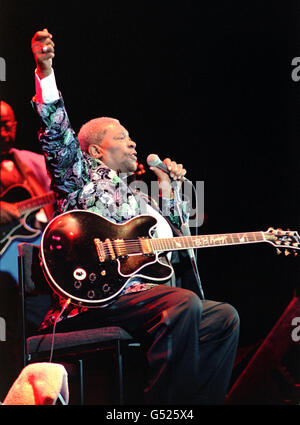 Der altgediente amerikanische Bluessänger BB King tritt auf der Bühne des Hammersmith Apollo Theaters im Westen Londons auf. Stockfoto