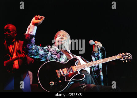 Der altgediente amerikanische Bluessänger BB King tritt auf der Bühne des Hammersmith Apollo Theaters im Westen Londons auf. Stockfoto