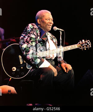 Der altgediente amerikanische Bluessänger BB King tritt auf der Bühne des Hammersmith Apollo Theaters im Westen Londons auf. Stockfoto