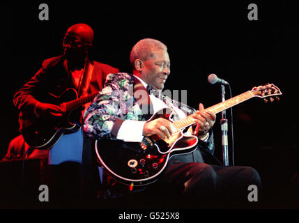 Der altgediente amerikanische Bluessänger BB King tritt auf der Bühne des Hammersmith Apollo Theaters im Westen Londons auf. Stockfoto