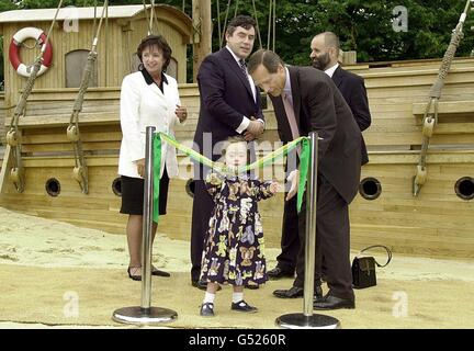 Rosa Monckton mit ihrer Tochter Domenica, 5, zusammen mit Kanzler Gordon Brown (C) Arts Minister Alan Howarth (Front) und will Weston Chief Executive der Royal Parks Agency bei der Eröffnung der Diana, Princess of Wales, Memorial Garden, im Hyde Park. * in London. Stockfoto