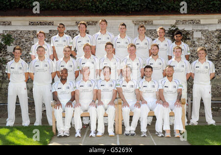 Middlesex Cricket Club Pose für ein Teamfoto in ihrem County Championship Kit während des Pressetag auf Lord's Cricket Ground, London (Back Row, von links nach rechts) Tom Smith, Gurjit Sandhu, Anthony Ireland, Ollie Rayner, Toby Roland-Jones, Ollie Wilkin, Josh Davey, Ravi Patel. (Middle Row, von links nach rechts) John Simpson, Adam Rossington, Tom Scollay, Robbie Williams, Joe Denly, Sam Robson, Steven Crook, Paul Stirling, Adam London. (Vordere Reihe, von links nach rechts) Corey Collymore, Chris Rogers, Neil Dexter (Kapitän), Dawid Malan, Tim Murtagh und Gareth Berg während eines Fotoanrufs am Lords Cricket Ground, Stockfoto