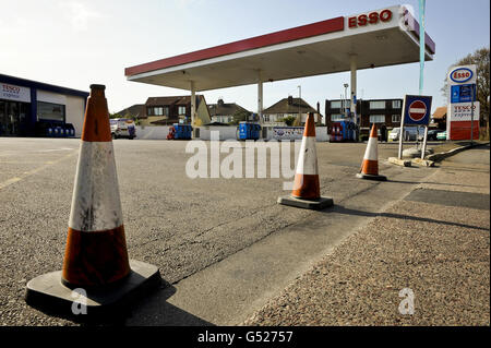 Eine ESSO-Tankstelle von Tesco Express in Henleaze, Bristol, ist geschlossen, nachdem gestern der Absatz von Benzin und Diesel dramatisch gestiegen ist, als Autofahrer nach umstrittenen Ratschlägen der Regierung vor einem möglichen Streik von Tankwagenfahrern in die Garage strömten, um dort zu tanken. Stockfoto