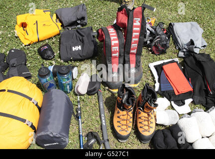 Einige der Ausrüstung, die dem Spaziergang mit dem verwundeten Team im Hyatt Hotel in Kathmandu, Nepal, geliefert wurde, bevor die Gruppen den Mount Everest besteigen. Stockfoto