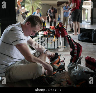 Vor dem Aufmarsch zum Mount Everest schaut Kapitän Francis Atkinson, einer der Walking mit dem verwundeten Team, über einige seiner neuen Bergkletterausrüstung, die ihm im Hyatt Hotel in Kathmandu, Nepal, geliefert wurde. Stockfoto