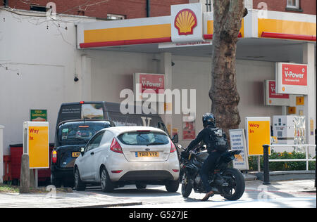 Autofahrer stehen an einer Tankstelle im Zentrum von London Schlange, um Benzin zu kaufen, nachdem der Verkauf von Benzin und Diesel gestern dramatisch zugenommen hatte, als Autofahrer vor einem möglichen Streik von Tankwagenfahrern in die Garage strömten, um nach umstrittenen Ratschlägen der Regierung zu tanken. Stockfoto