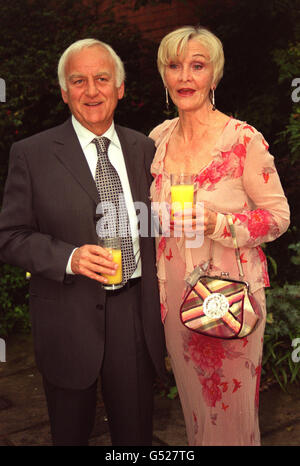 Schauspieler John Thaw und seine Frau Schauspielerin Sheila Hancock beim Carlton Television, Parlamentarischer Sommerempfang im College Garden, Westminster Abbey. *...19/06/01Herr Thaw wird wegen Speiseröhrenkrebs behandelt, sagte er. Der 59-jährige Schauspieler, einer der beliebtesten Fernsehstars, der ein BAFTA-Stipendium erhielt, sagte, er plane, so schnell wie möglich wieder mit den Dreharbeiten zu beginnen. Stockfoto