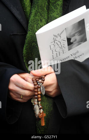 Unterstützer der 40 Days for Life-Kampagnengruppe nehmen an einer Mahnwache gegen Abtreibung am Bedford Square, London, Teil. Stockfoto