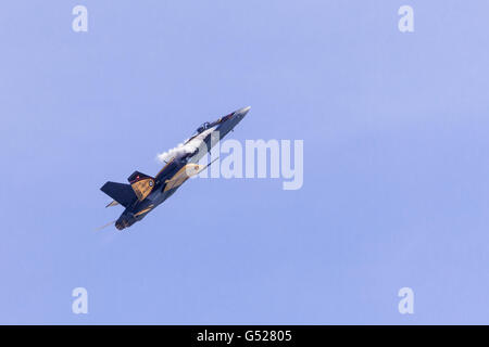 Ein RCAF CF-18 Hornet führt auf der Great Lakes International Airshow in St. Thomas, Ontario, Kanada. Stockfoto