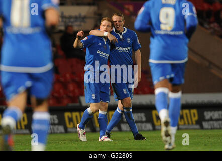 Chris Burke (links) von Birmingham City feiert das zweite Tor seiner Seite mit Peter Ramage während des npower Championship-Spiels im Keepmoat Stadium, Doncaster. Stockfoto