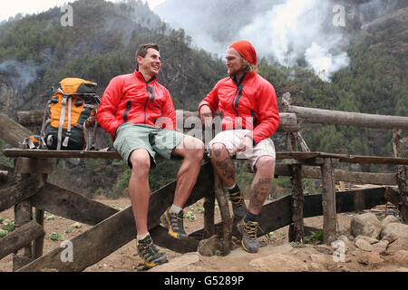 Der Spaziergang mit den verwundeten Teammitgliedern Private Jaco van Gass aus Südafrika (links) hält für ein Gespräch mit Karl Hinet aus Tipton, West Midlands, an, als sie am ersten Tag ihrer zehntägigen Wanderung zum Everest in der Nähe von Monjo ankommen. Stockfoto