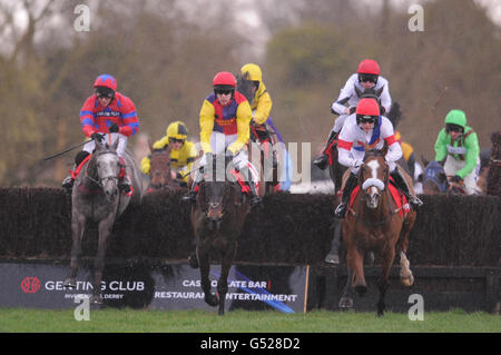 Pferderennen - Uttoxeter Race Course. Meister Overseer unter Tom Scudamore (Mitte) gewinnt die Betfred Midlands Grand National Steeple Chase auf der Uttoxeter Racecourse, Uttoxeter. Stockfoto