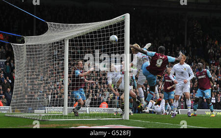 Luciano Becchio von Leeds United erzielt beim npower Football League Championship-Spiel in der Elland Road, Leeds, das Eröffnungstor. Stockfoto