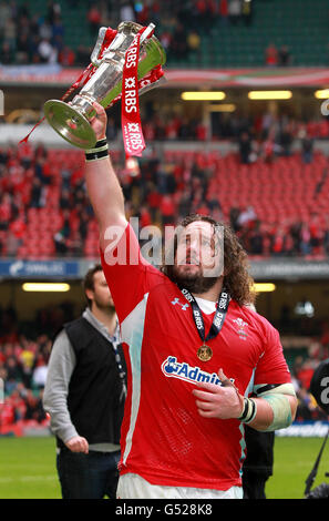 Adam Jones feiert mit der Trophäe, nachdem Wales seinen dritten Grand Slam seit acht Jahren beim RBS 6 Nations-Spiel im Millennium Stadium in Cardiff beendet hat. Stockfoto