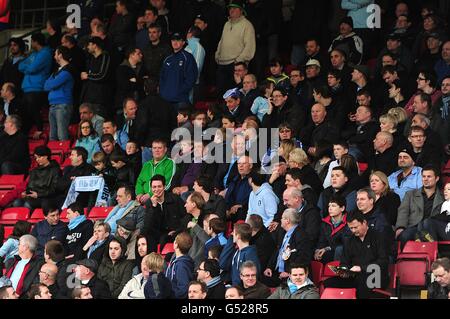 Fußball - npower Football League Championship - Watford / Coventry City - Vicarage Road. Allgemeine Ansicht der Coventry City-Fans in den Tribünen vor dem Spiel Stockfoto