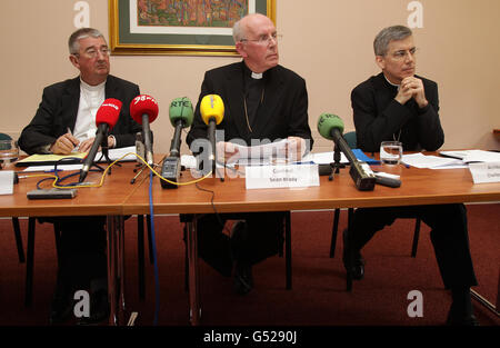 (Von links nach rechts) Erzbischof von Dublin Diarmuid Martin, Kardinal Sean Brady und päpstlicher Nuntius in Irland Erzbischof Charles Brown bei einer Pressekonferenz im Columba Center im St. Patrick's College, Maynooth über den Vatikanischen Bericht über die Krise des Kindesmissbrauchs in der katholischen Kirche in Irland. Stockfoto