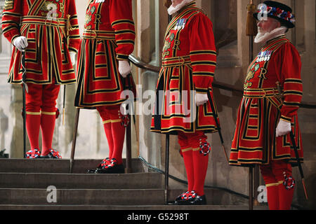 Die Leibwache der Königin der Yeoman of the Guard ist für die Ankunft von Königin Elizabeth II. Und des Herzogs von Edinburgh in der Westminster Hall sehr auffällig, wo sie im Rahmen ihres Besuches anlässlich ihres Diamantenjubiläums an die beiden Houses of Parliament sprach. Stockfoto