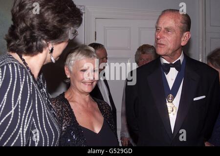 Schauspielerin Dame Judi Dench (Mitte), mit dem Herzog von Edinburgh und Prue Leith (L). Dench wurde 2000 von der RSA (Royal Society for the Encourage of Arts, Manufactures and Commerce) mit der Benjamin Franklin Medal für ihren transatlantischen Beitrag zu den darstellenden Künsten ausgezeichnet. Der Duke of Edinburgh ist RSA-Präsidentin, und Prue Leith ist stellvertretender Vorsitzender der RSA. Stockfoto