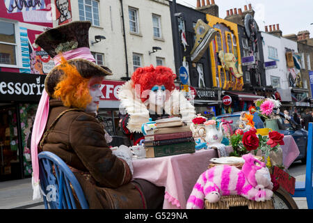 Alice in Wonderland Thementee, Camden High Street, Camden, London, Vereinigtes Königreich Stockfoto